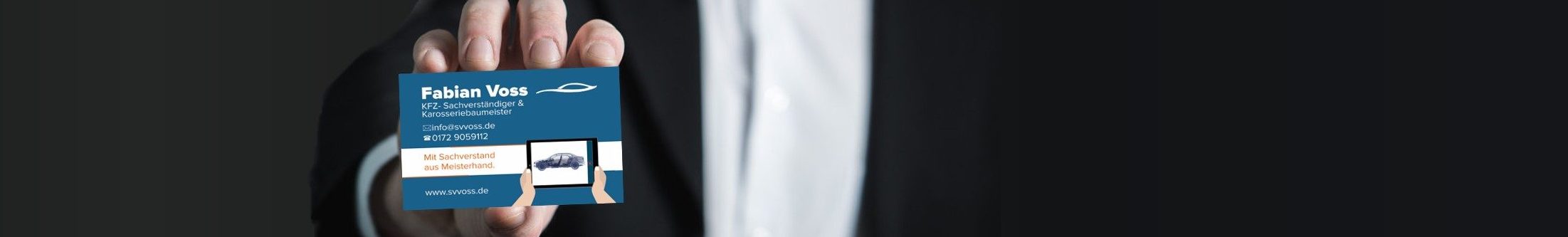 Person hält eine Visitenkarte in der Hand