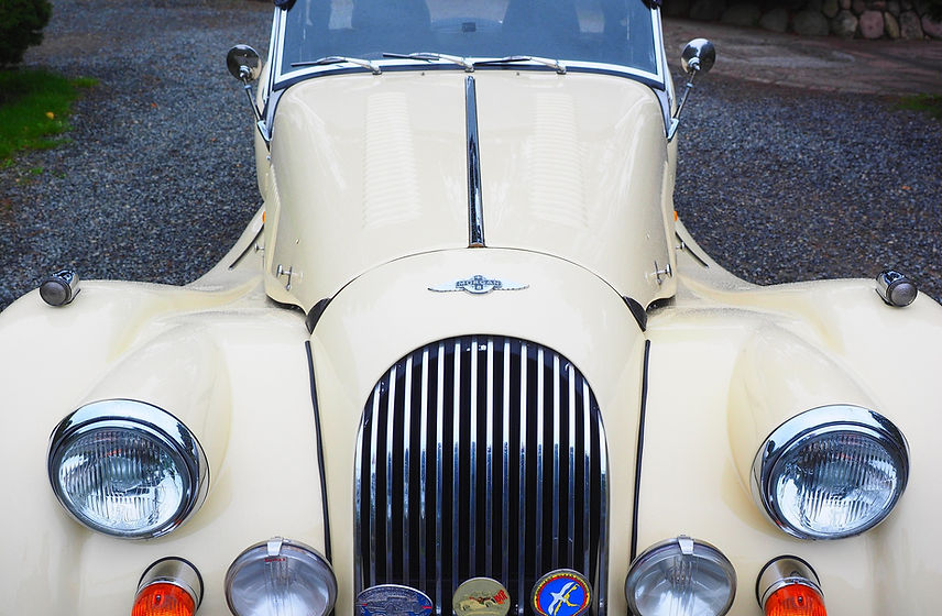 Oldtimer von vorne auf der Straße