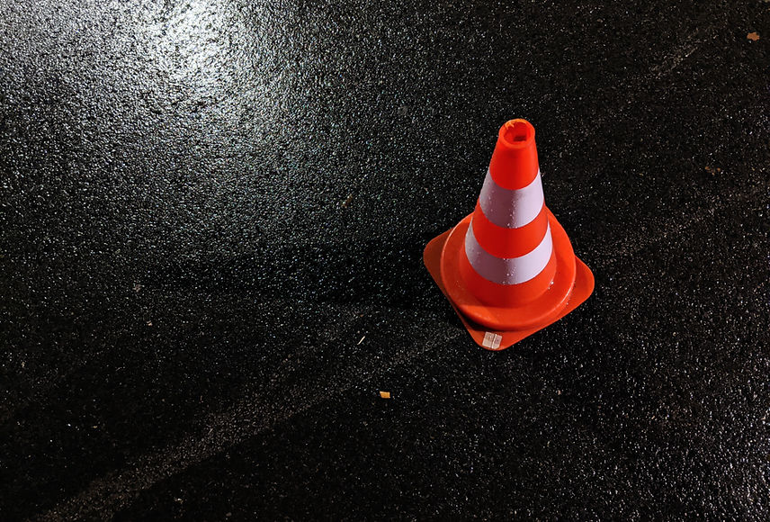 Absicherungs-Pylon auf Asphalt